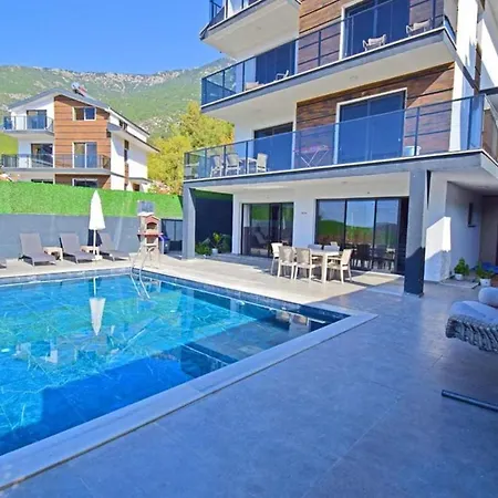 Stunning 4-bed Private Pool Sauna & Hammam וילה