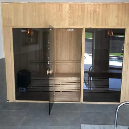 Stunning 4-bed Private Pool Sauna & Hammam וילה