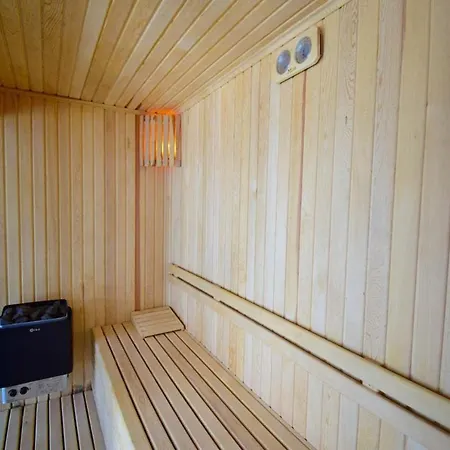 Stunning 4-bed Private Pool Sauna & Hammam